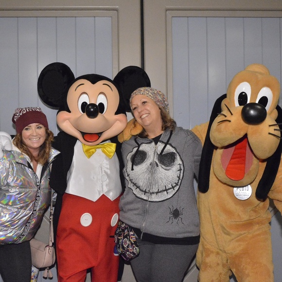 A FAMILY THAT DISNEY'S TOGETHER STAYS TOGETHER - Picture 7 of 9